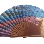 ABANICO  en seda y madera de peral, dibujo degrade multicolor. Talla clásico