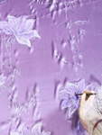 FULAR, en Seda satén, color morado, dibujo flor blanco