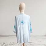 BLUSA japo, color celeste, dibujo sibori, en viscosa saten, manga japonesa