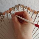 ABANICO baraja con calado,  color blanco, dibujo de flor marron y beig, dorado, madera de arce lacado, tamaño medio