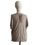CAMISETA, PULL, color beig con dibujo de mariposas, en viscosa, lino, escote en pico, manga corta