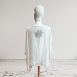 TUNICA ,blusa en gasa de seda, color arena, dibujo de flores en gris