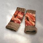 MITON, beig con patch bordado en lana merino en tonos marron