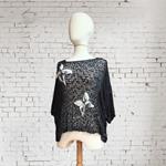 CAMISETA, PULL, calado color negro con aplicación bordada de mariposa en lana enfieltrada
