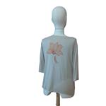 CAMISETA, PULL, color beig  con dibujo de flor naranja, escote en pico, manga francesa