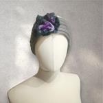 TURBANTE tipo cinta de color gris agua con flor azul de lana fieltro