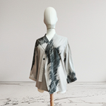 CHAQUETA , color BEIG, pintada a mano de forma irregular. en sarga plana