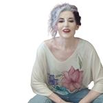 CAMISETA, PULL, color crudo  con dibujo de flores multicolores, escote en pico, manga francesa