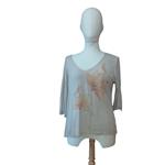 CAMISETA, PULL, color beig  con dibujo de flor naranja, escote en pico, manga francesa