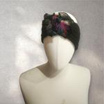 TURBANTE tipo cinta de color negro con flor multicolor de lana fieltro