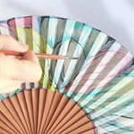 ABANICO  en seda y madera de peral, pintado a mano con  gran flor multicolor. Talla clásico