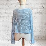 CAMISETA, PULL, calado color azul celeste con aplicación bordada de flor 