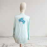 BLUSA camisa, color azul, dibujo de flor, en viscosa satén