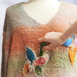 JERSEY, PULL, con hilo de fantasía multicolor con aplicacion de mariposas en lana enfientrada 