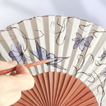 ABANICO  en seda y madera de peral, dibujo de mariposas malva. Talla clásico