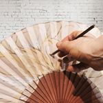 ABANICO  en seda y madera de peral, dibujo de gran flor oro. Talla clásico
