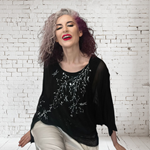 TUNICA ,blusa en gasa de seda, color negro dibujo de flores y detalle en bajo de lentejuelas