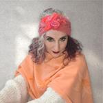 TURBANTE tipo cinta trenzada de color coral con flor coral de lana fieltro