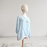 BLUSA japo, color celeste, dibujo de florecillas, en viscosa saten, manga japonesa