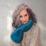 CUELLO, en degrade azul, en lana merino afieltrada, con interior de modal tèrmico, para evitar alergias.