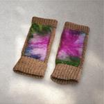 MITON, beig con patch bordado en lana merino en tono verde y morado