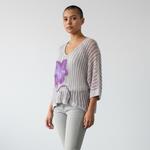 CAMISETA, PULL, calado color malva con aplicación bordada de flor morada en lana enfieltrada