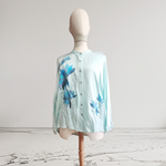 BLUSA camisa, color azul, dibujo de flor, en viscosa satén
