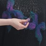 JERSEY, PULL, con hilo de fantasía color negro con mariposas de lana enfientrada en aplicación