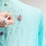  KIMONO,de seda color azul, pintada a mano con florecillas aplicadas