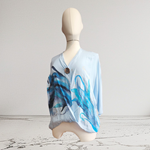 BLUSA japo, color celeste, marina pintado a mano, en viscosa saten, manga japonesa