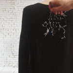 TUNICA ,blusa en gasa de seda, color negro dibujo de flores y detalle en bajo de lentejuelas