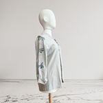 CHAQUETA , color BEIG, pintada a mano con flores. en sarga plana