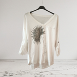 CAMISETA, PULL, color blanco  con flor gris pintada a mano