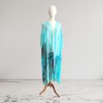  KIMONO,de seda color azul, pintada a mano con sibori