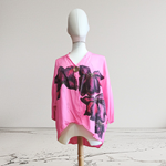 BLUSA japo color fusia, dibujo de flores, en viscosa saten
