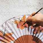 ABANICO  en seda y madera de peral, dibujo de flores en naranja. Talla clásico