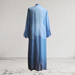  KIMONO,de seda color azul, pintada a mano con mariposas