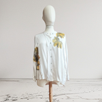 BLUSA camisa, color crudo, dibujo de flores, en viscosa saten