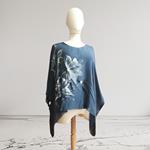TUNICA ,blusa en gasa de seda, color azul oscuro, dibujo de flores blancas