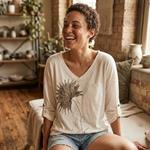 CAMISETA, PULL, color blanco  con flor gris pintada a mano