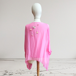 TUNICA, blusa, en gasa de seda, color rosa fucsia con aplicacion de florecillas