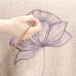 JERSEY, PULL, de corte evasé  y manga de canalé color visón con dibujo de amapolas de colores