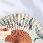 ABANICO  en seda y madera de peral, dibujo de mariposas de varios colores. Talla clásico