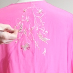 BLUSA japo, color fusia, dibujo de florecillas, en viscosa saten, manga japonesa