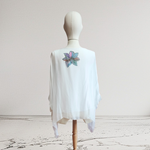 TUNICA ,blusa en gasa de seda, color blanco dibujo de flores en azul