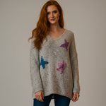 JERSEY, PULL, con hilo de fantasía color gris hielo con aplicacion de mariposas de lana enfientrada 