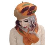 BOINA, patch beig  con bordado de patch naranja con diseño de hojas en lana enfieltrada, en lana fieltro
