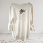 CAMISETA, PULL, color blanco  con flor gris pintada a mano