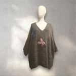 JERSEY, PULL, Maxi pull oversize de hilo de fantasia decolor gris con aplicación de mariposas de lana enfieltradas