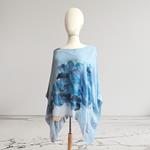 TUNICA ,blusa en gasa de seda, color azul empolvado, dibujo de flores 
